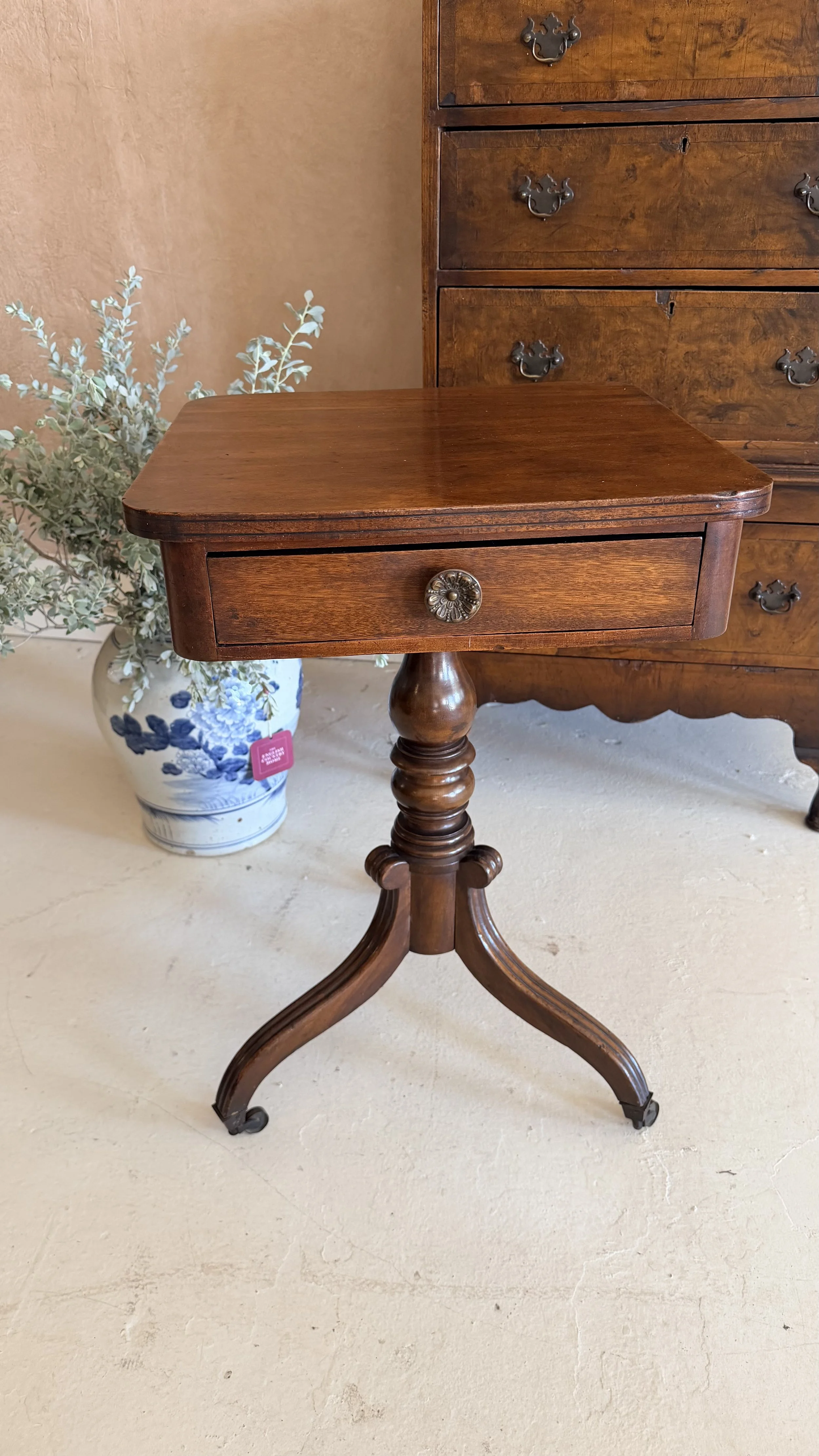 ANTIQUE MAHOGANY TRIPOD TABLE