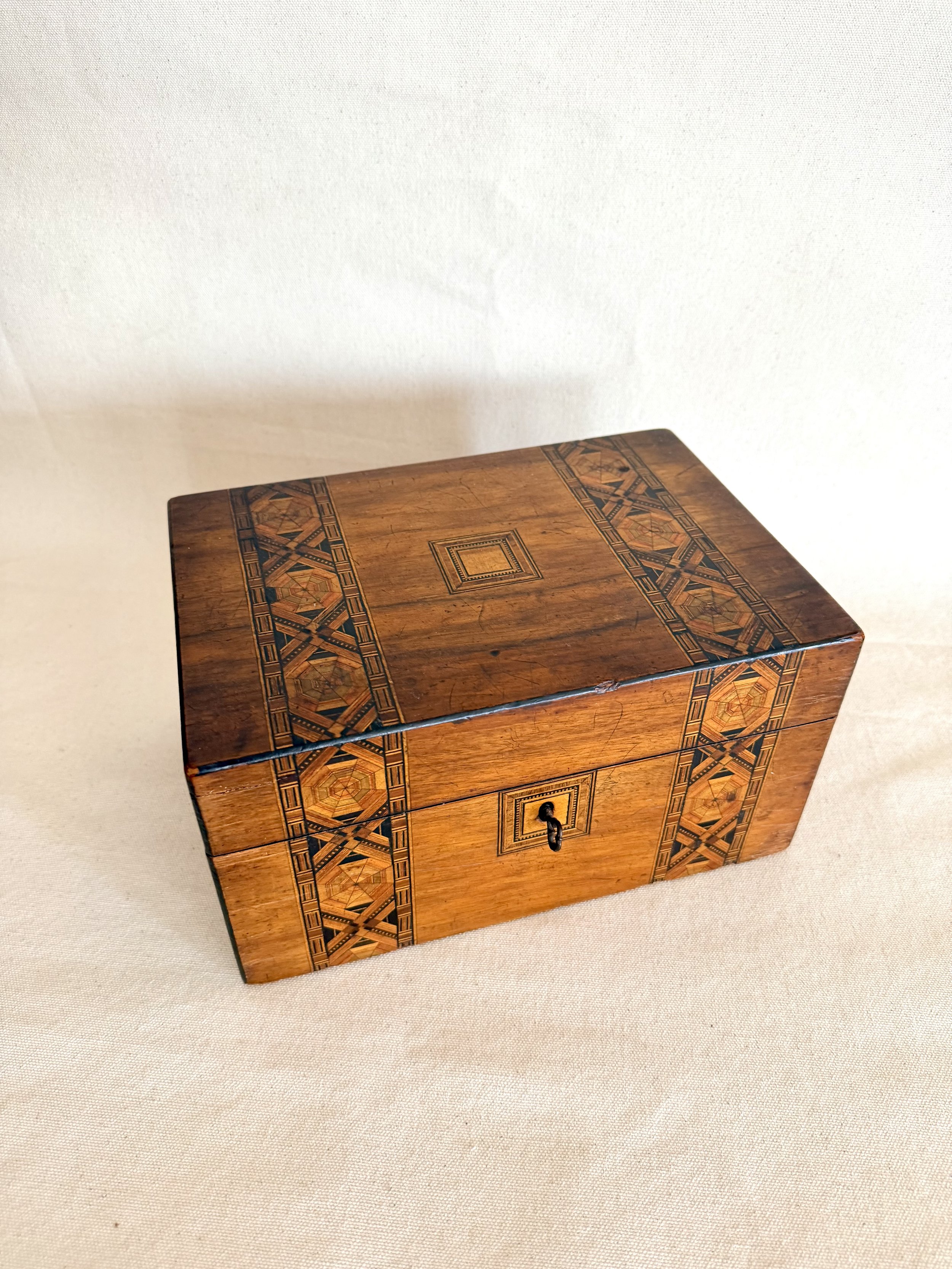 ANTIQUE ENGLISH TUNBRIDGE BOX WITH KEY