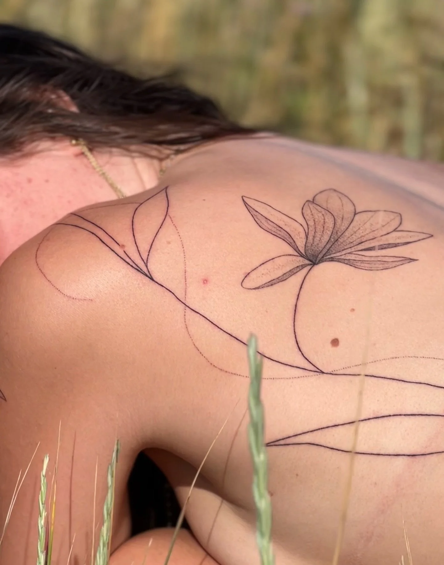 free hand back piece 🌸 what a beautiful ritual it was. this one is a handpoked piece.
&bull;
~ time outside together
~ ritual tattooing
~ slow living

very open for bigger projects together. 
outdoor, indoor. or a combination. 🌻
&bull;
in Switzerla