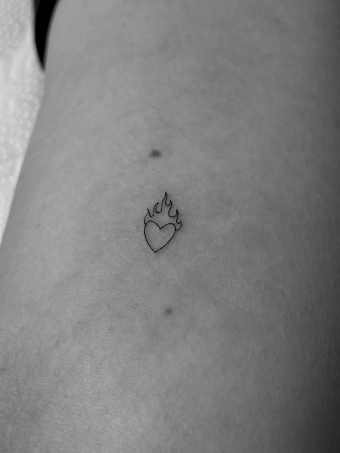 sharp lines &amp; here for hot love &bull; ❤️&zwj;🔥

TATTOO | SWITZERLAND | FINELINE
#hearttattoos #tattooswitzerland #cutetattoos