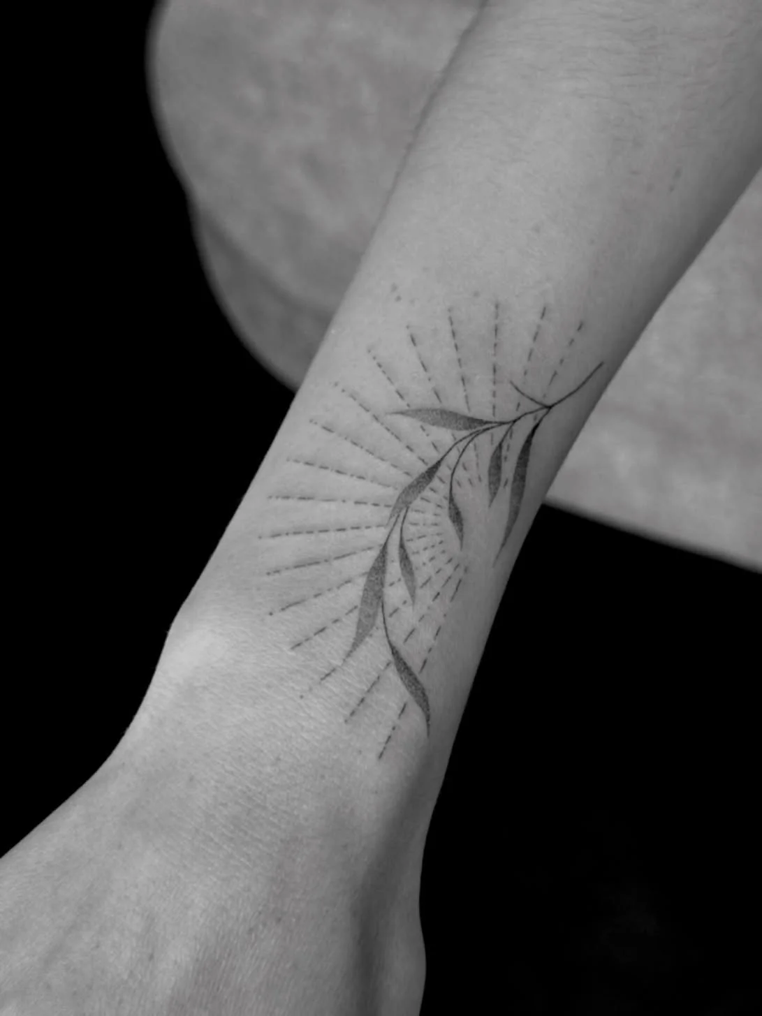 &bull; handpoked leaves &amp; sun ornament &bull;
-
TATTOO | SWITZERLAND | ORNAMENTAL
~ bookings open june 💌 Bern.