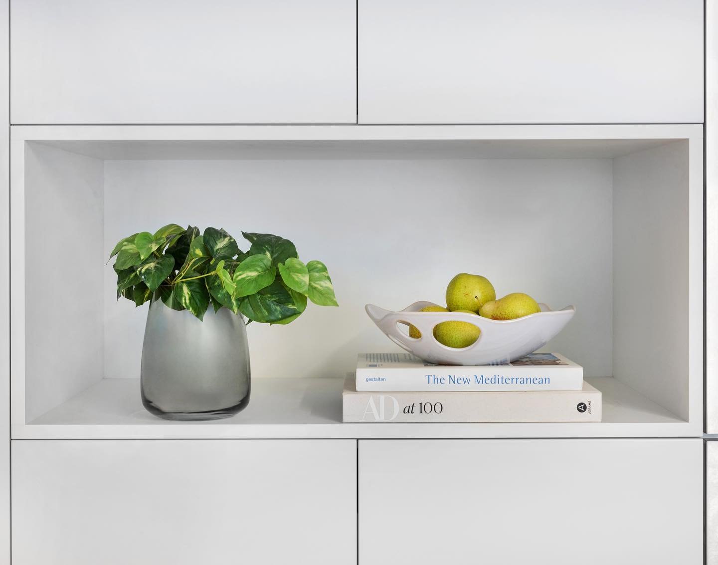 STYLING TIP
The power of 3 : Things look better in groups of three. The brain seems to like odd numbers. It finds them more visually appealing. Other odd numbers, like five or seven or nine, can work just as well! 
.
.
Interior design &amp; styling @