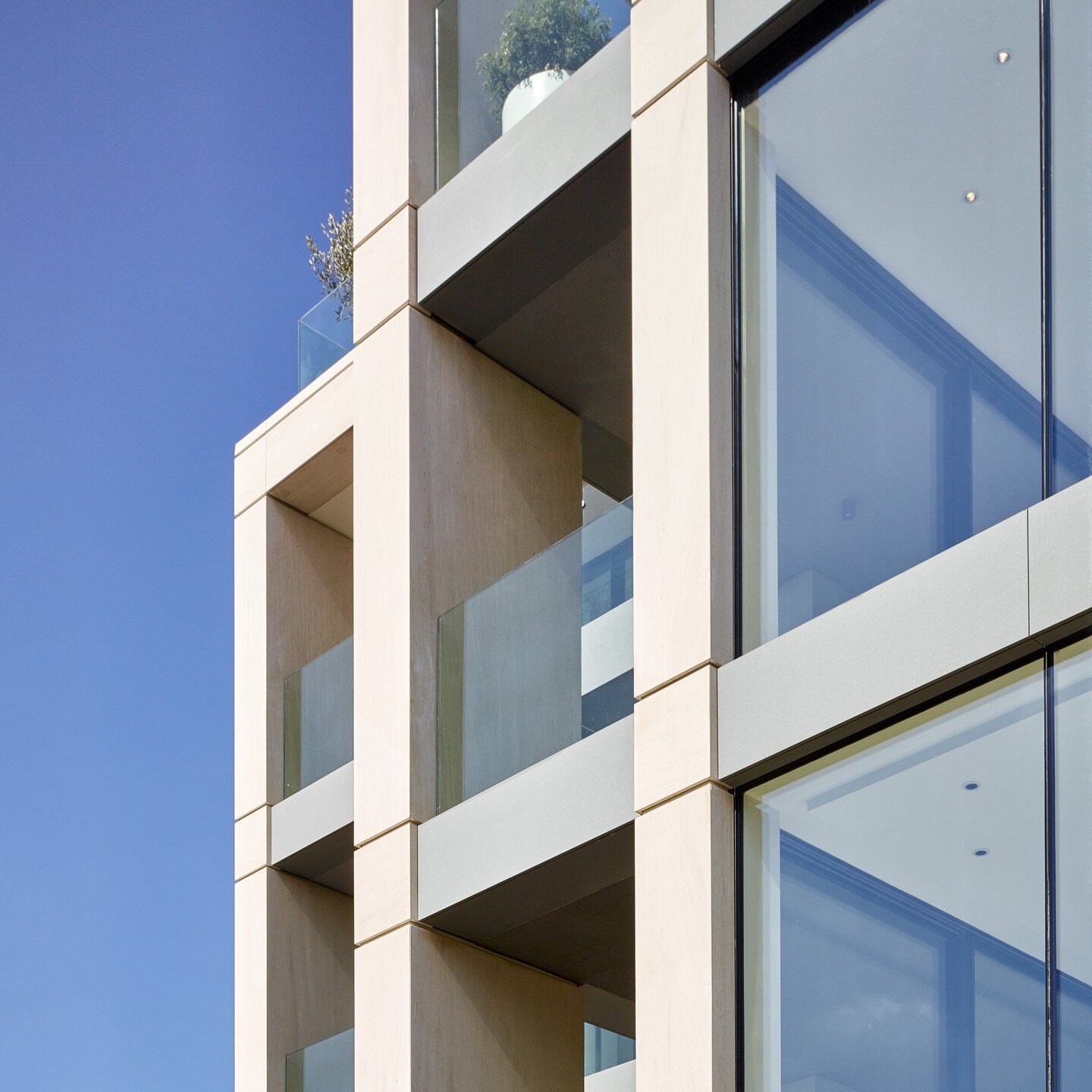 Radstock house boasts a striking recessed facade detail crafted within the stone that subtly articulates the floor levels, using these clean lines to
impart a sense of luxury to this mixed-use development.