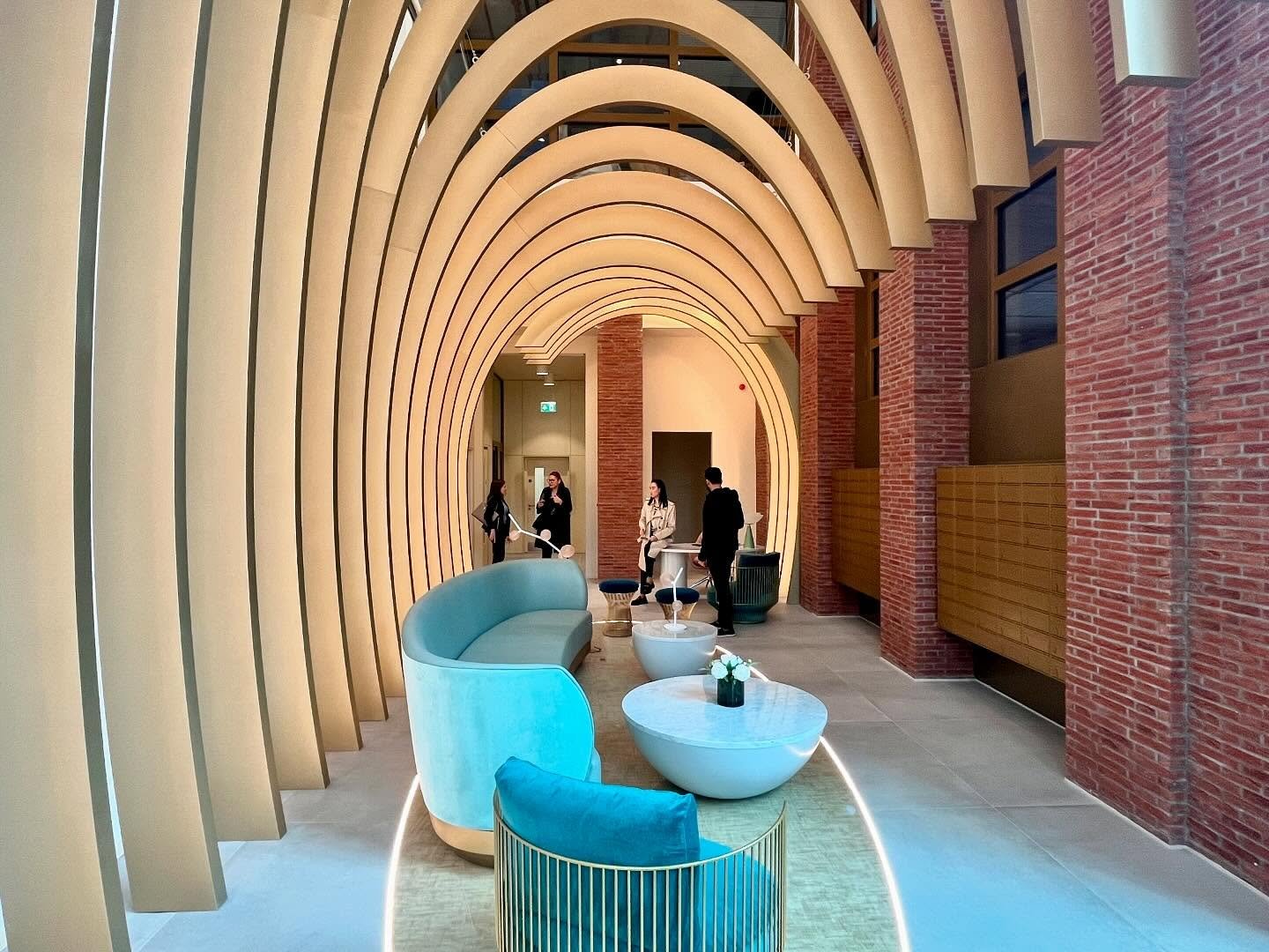 In contrast to the sleek commercial lobby, residents are welcomed into a cosy and inviting atmosphere as they enter their home through the residents lobby. The incorporation of red brick from the external facade into the internal space, wrapping arou