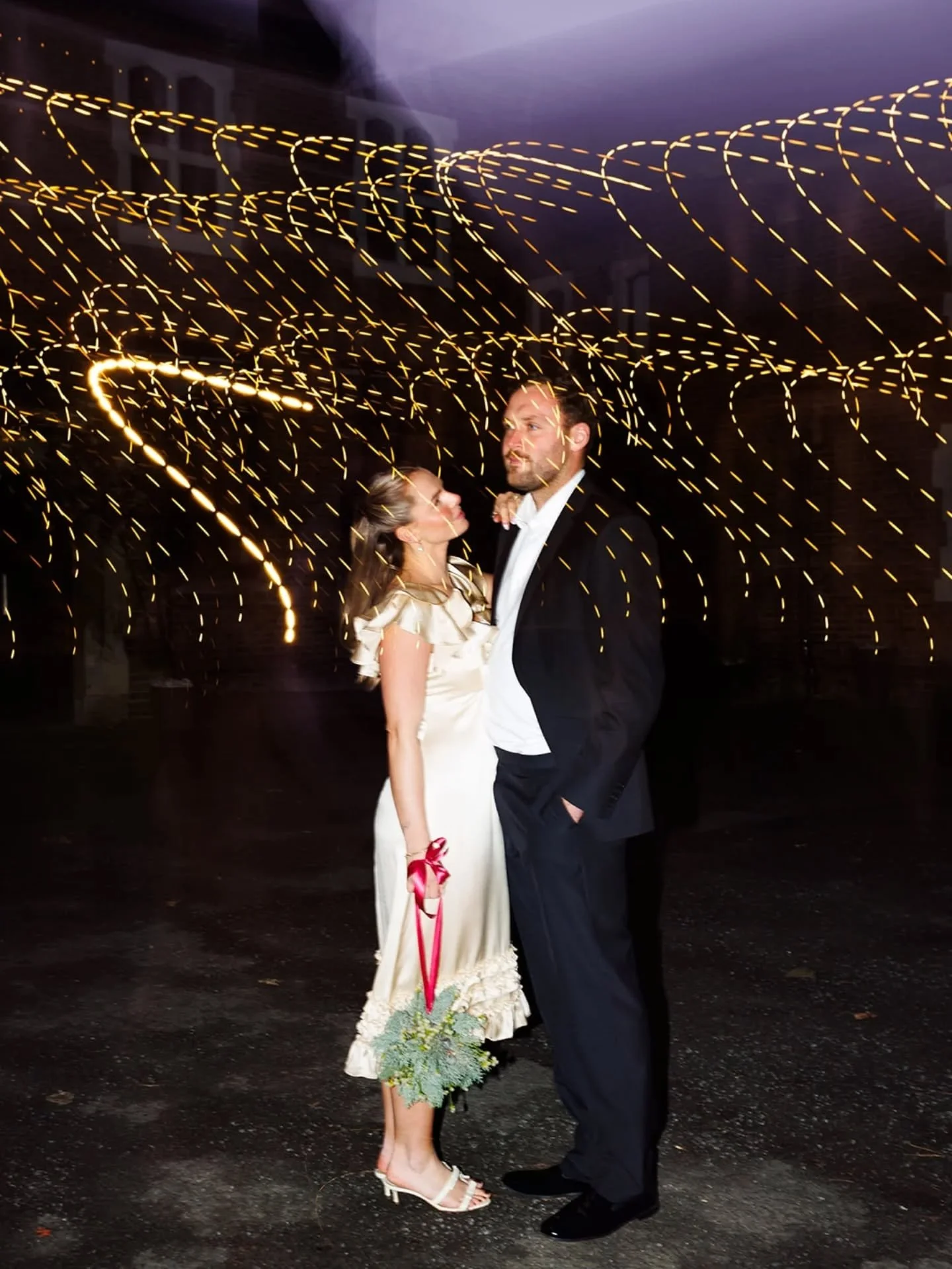 H A N D B A G S
▫️This year we saw a real movement towards bouquet manipulation. Turning Tulips into trailing armfuls, Calla Lily baskets, Bountiful trains of fallen orchids &amp; ivy... And so I made my own festive version. The Arizona &amp; Mistlet