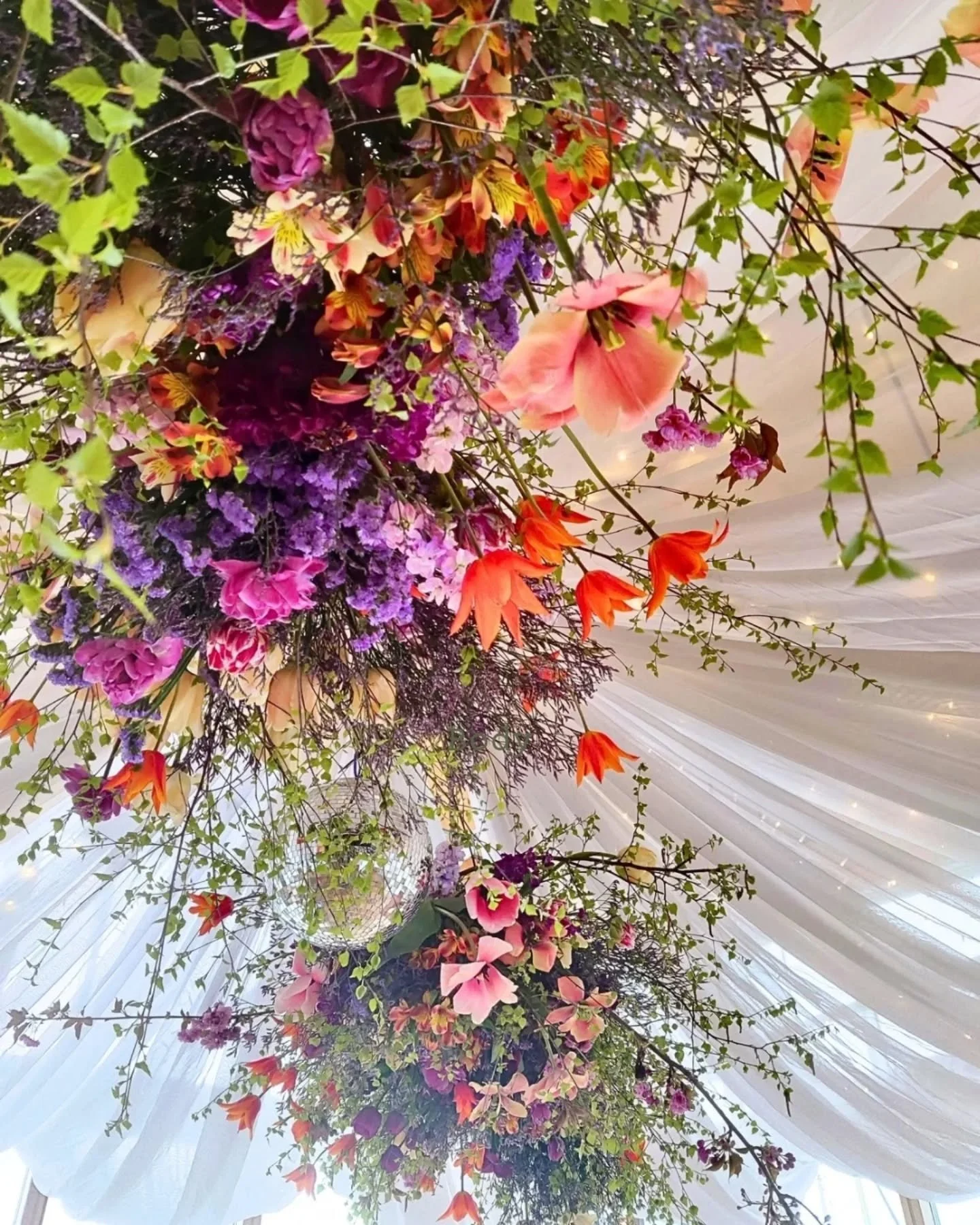 D E ▫️ R I G S
▫️
This is short explanation of how I charge(ISH) for de-rigs with hanging work. This is because with hangers and arches lots of people still use oasis and I wonder well how do they get rid of the flowers after? Maybe they just all go 