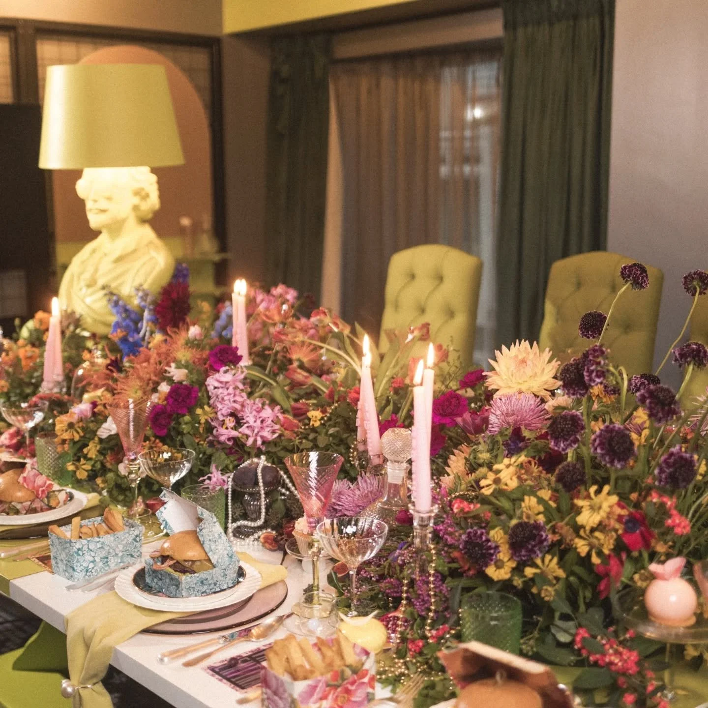 T A B L E S C A P E
▫️
I didn't post about this photoshoot at the time because honestly, I hated it. I really didn't like the hotel the wedding professional had picked. The lime green Shakespeare lampshades really upset me- and the decor in the room 