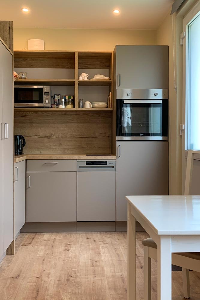 Moderne Küchenzeile in der Ferienwohnung der Senfbude Leipzig