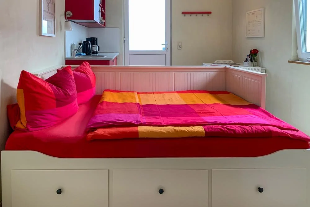 Doppelbett im Studio-Apartment der Monteurunterkunft in Leipzig