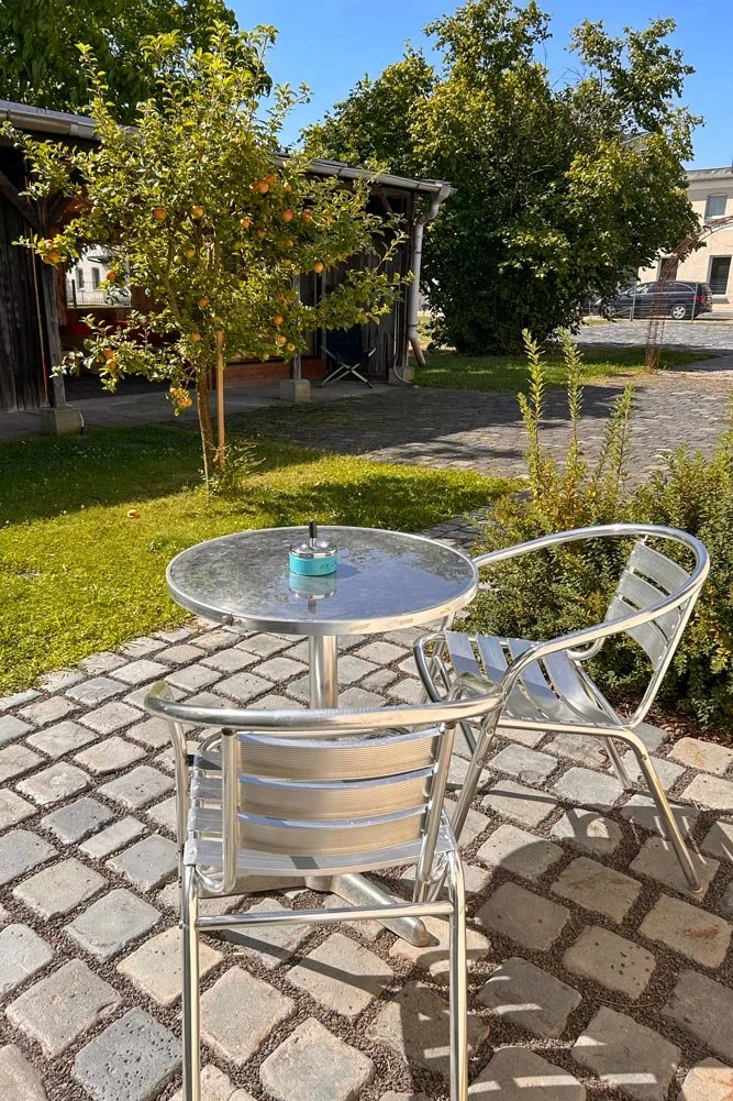 Kleiner Sitzplatz im grünen Garten der Ferienunterkunft Leipzig 