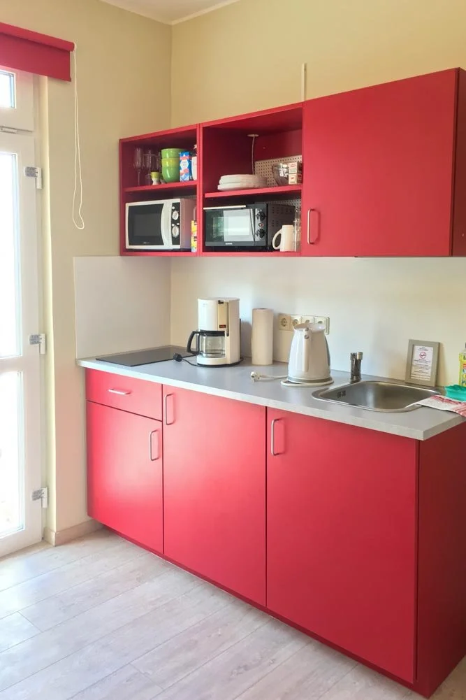  Rote Küchenzeile in der Gästewohnung der Senfbude Leipzig 