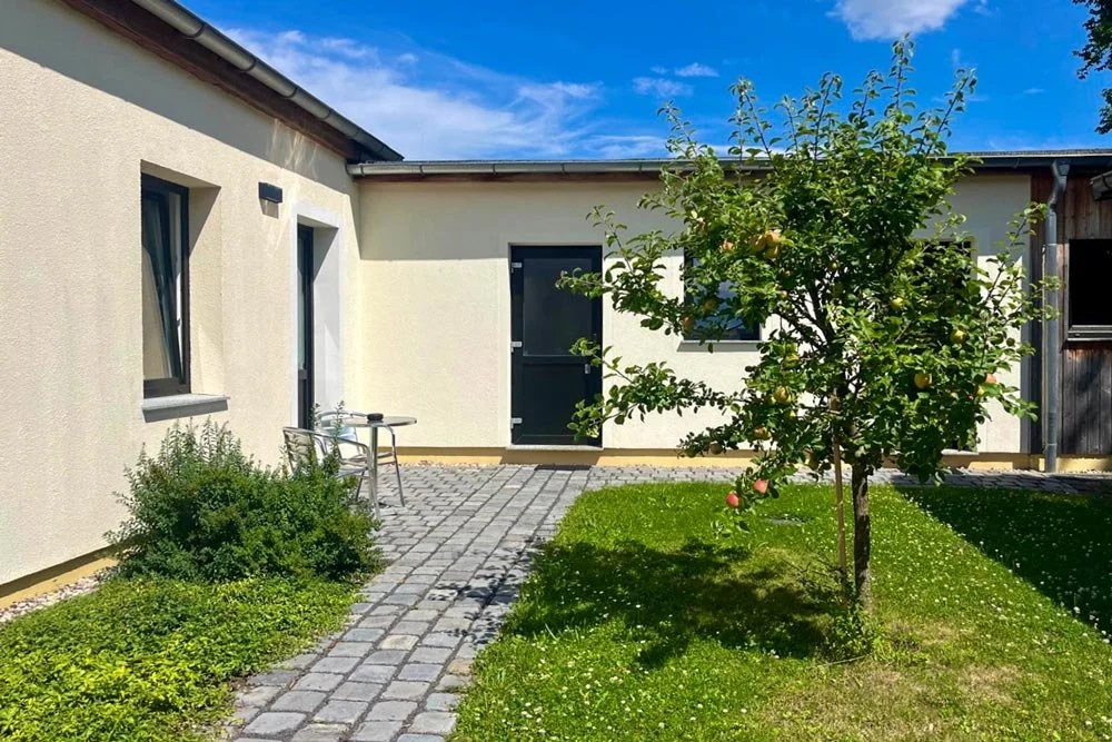  Außenansicht der Senfbude mit Blick auf den Hof 