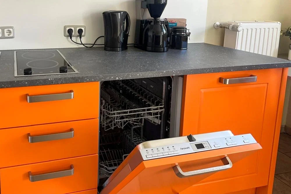  Orange Küche mit Geschirrspüler im 2-Raum-Apartment 