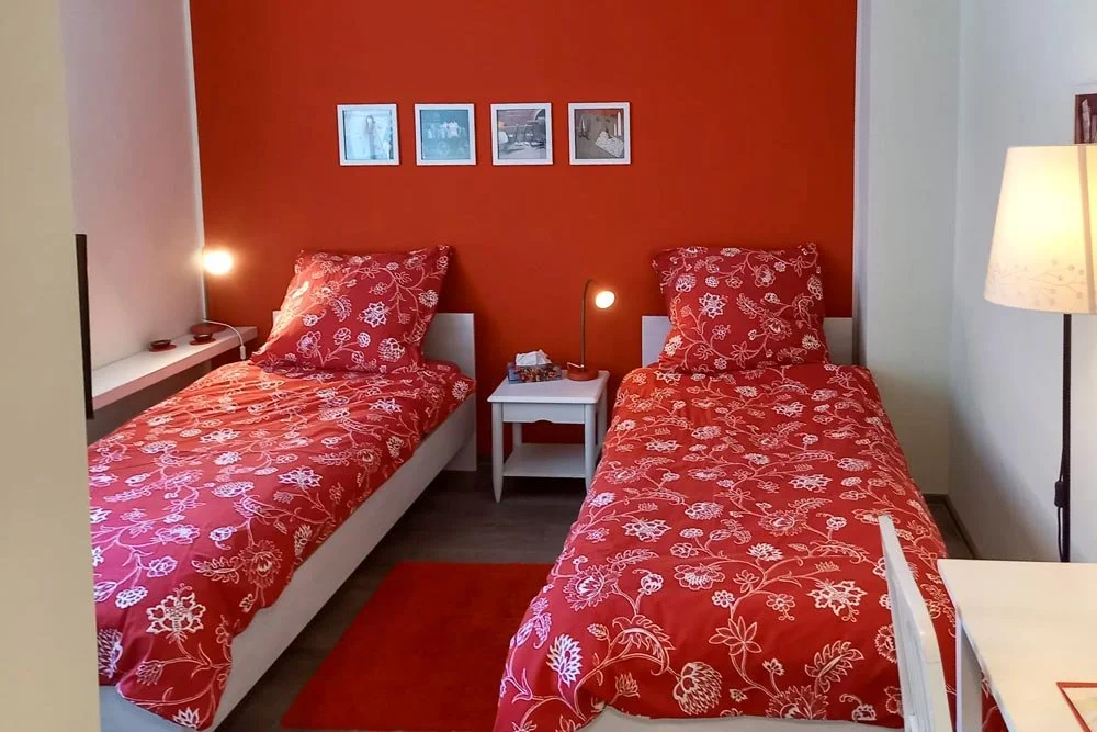  Schlafzimmer mit zwei separaten Betten im 2-Raum-Apartment 