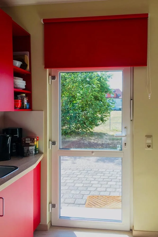  Küchenzeile mit Blick auf Terrassentür und Garten 