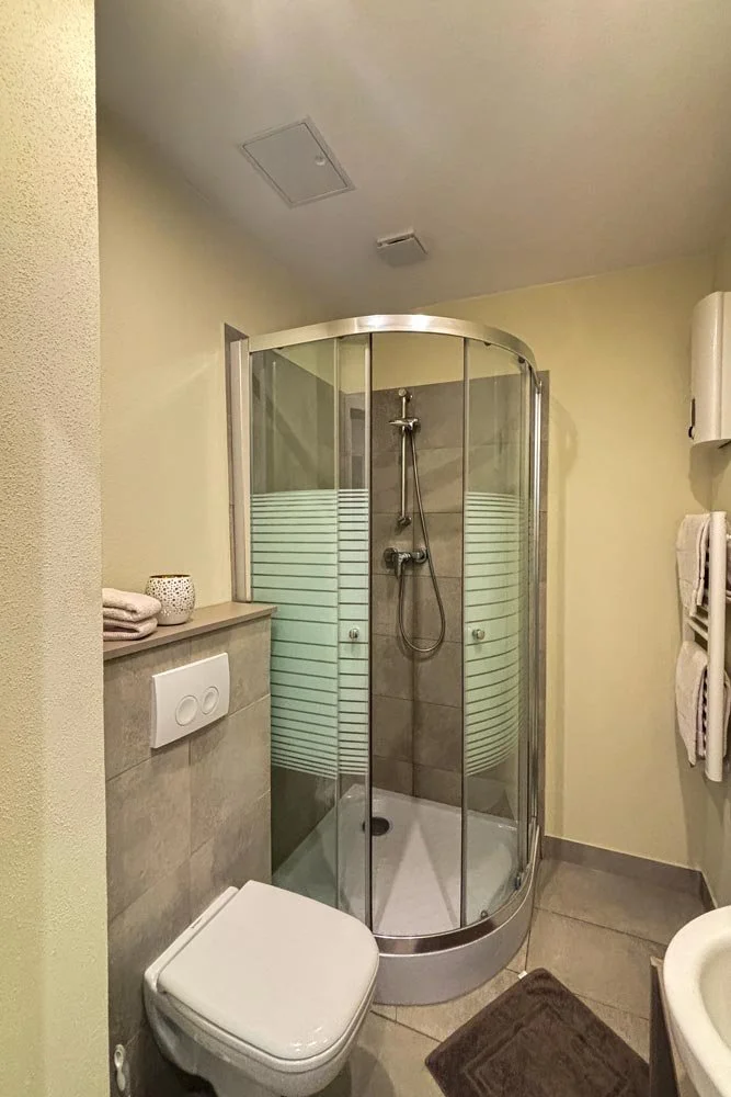  Modernes Bad mit Runddusche – Ihre gepflegte Ferienwohnung in Leipzig 