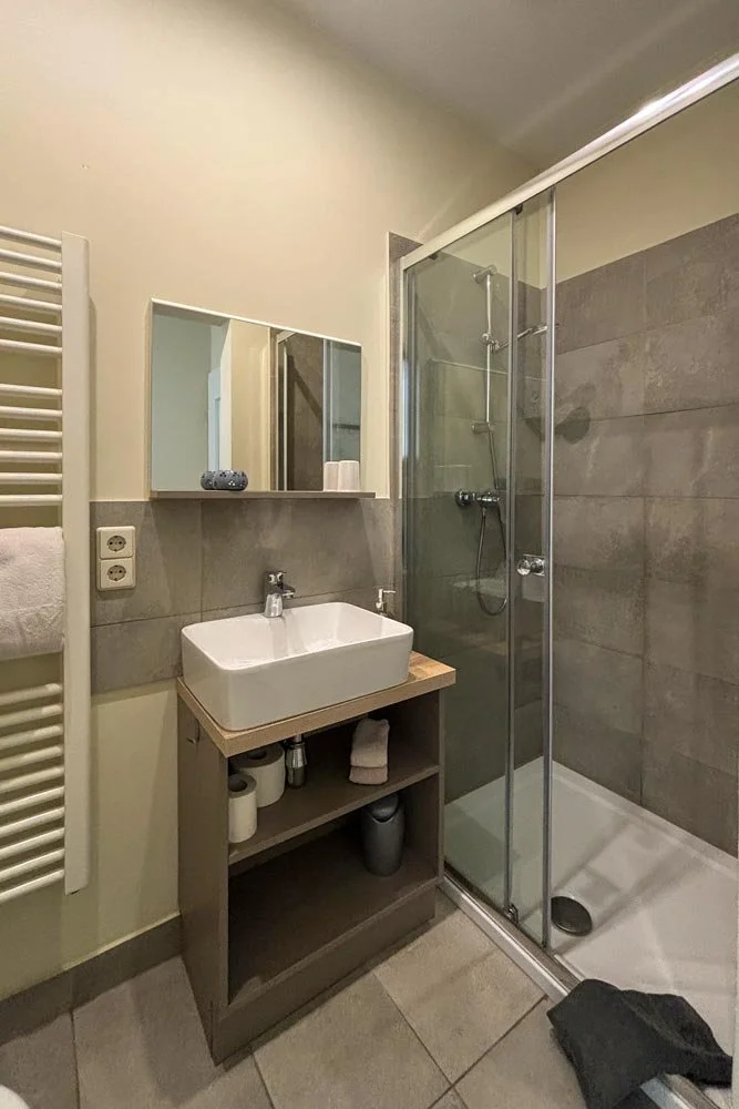 Helles Badezimmer mit ebenerdiger Dusche – ideal für Gäste und Monteure 