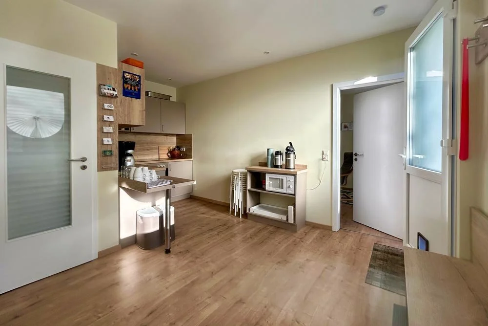  Offener Raum für Austausch mit integrierter Teeküche, perfekt als Workshop Space für informelle Gespräche in den Pausen. 