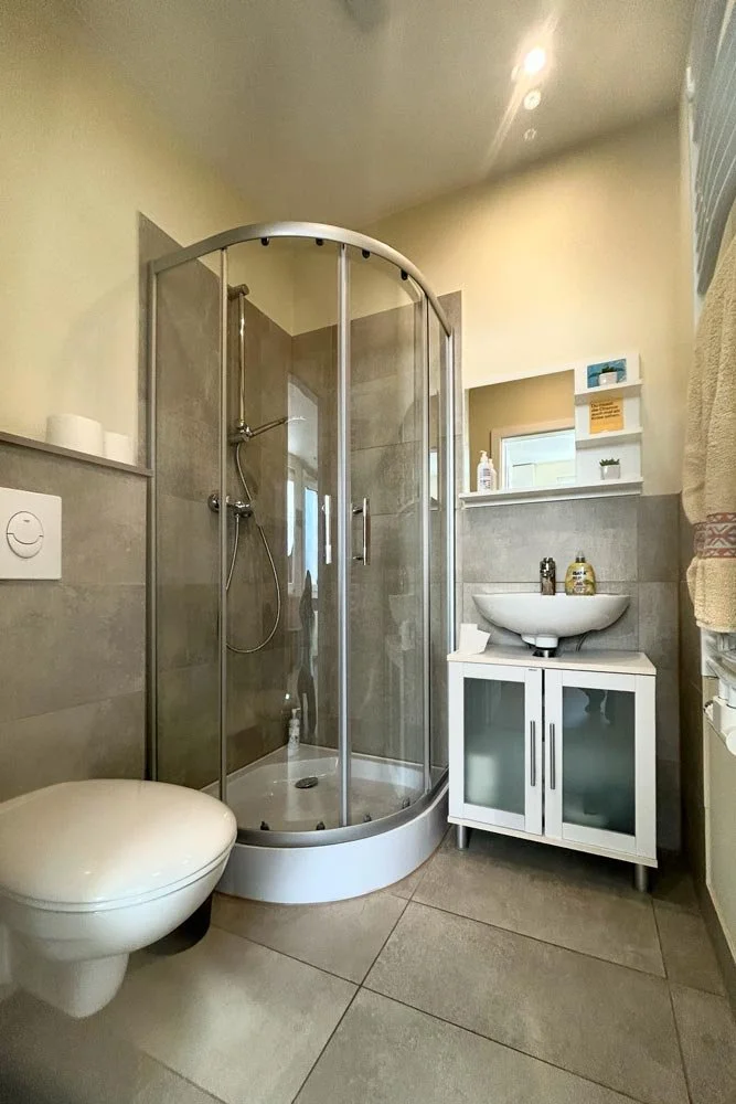  Gepflegtes Badezimmer mit Dusche, welches die Location auch als Raum für Retreats und mehrtägige Seminare, Workshops &amp; Coachings nutzbar macht. 