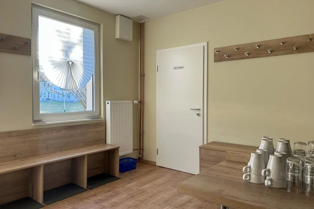  Freundlicher Empfangsbereich mit Garderobe vor dem Praxisraum bzw. Raum für Coachings und Begegnung. 