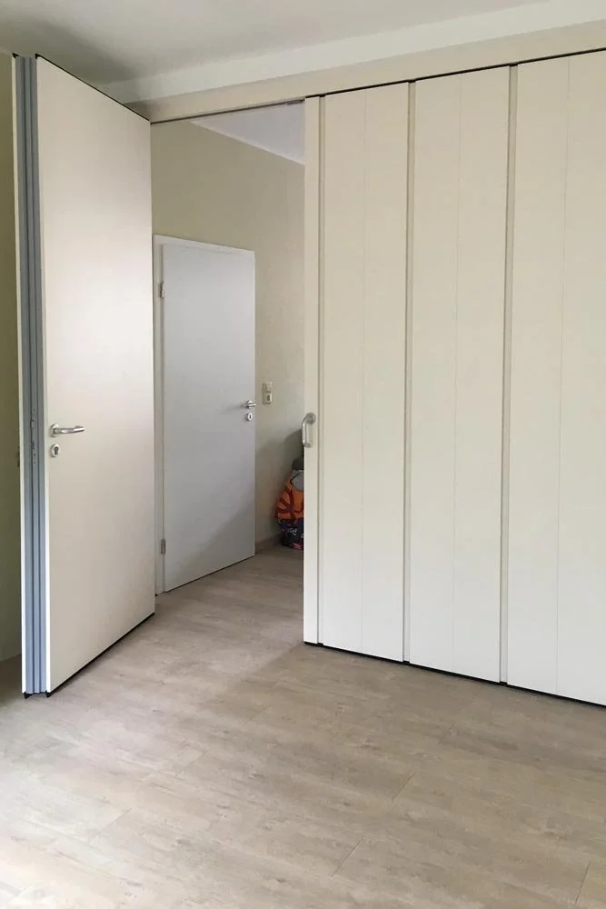  Flexibler Seminar- und Veranstaltungsraum mit variabler Trennwand, um den Gruppenraum bei Bedarf zu erweitern. 