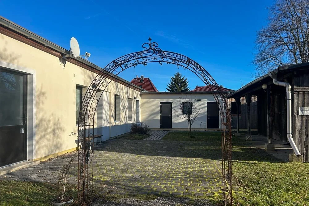  Idyllischer Innenhof der Senfbude als Creative Space und Event Space für Pausen an der frischen Luft. 