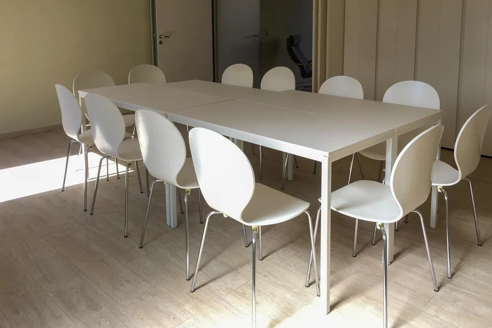  Heller Konferenzraum mit flexibler Bestuhlung, ideal als Meetingraum oder klassischer Schulungsraum für Präsentationen. 