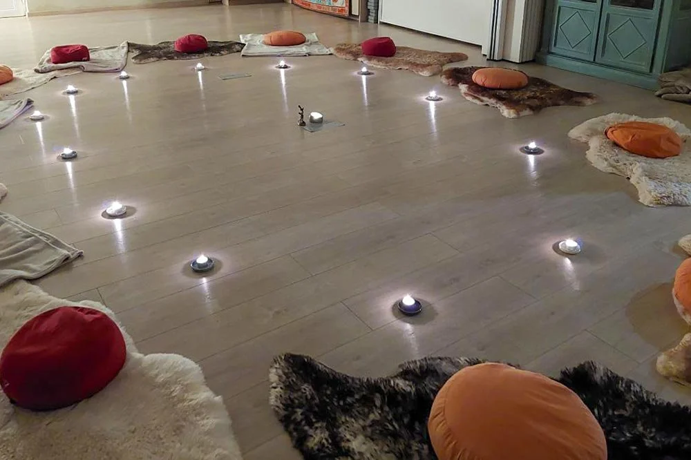  Stimmungsvoller Raum für Yoga / Bewegung und Meditation bei Kerzenlicht – ein geschützter Raum für Entwicklung. 