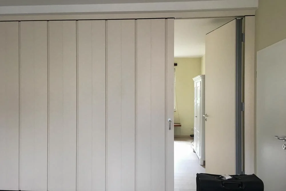  Abtrennbarer Arbeitsraum und Denkraum, der durch die Faltwand ungestörte Kleingruppenarbeit im Seminar- und Gruppenraum ermöglicht. 