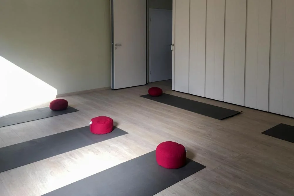  Raum für Yoga oder stille Meditation mit roten Kissen und Matten, ein ruhiger Denkraum. 