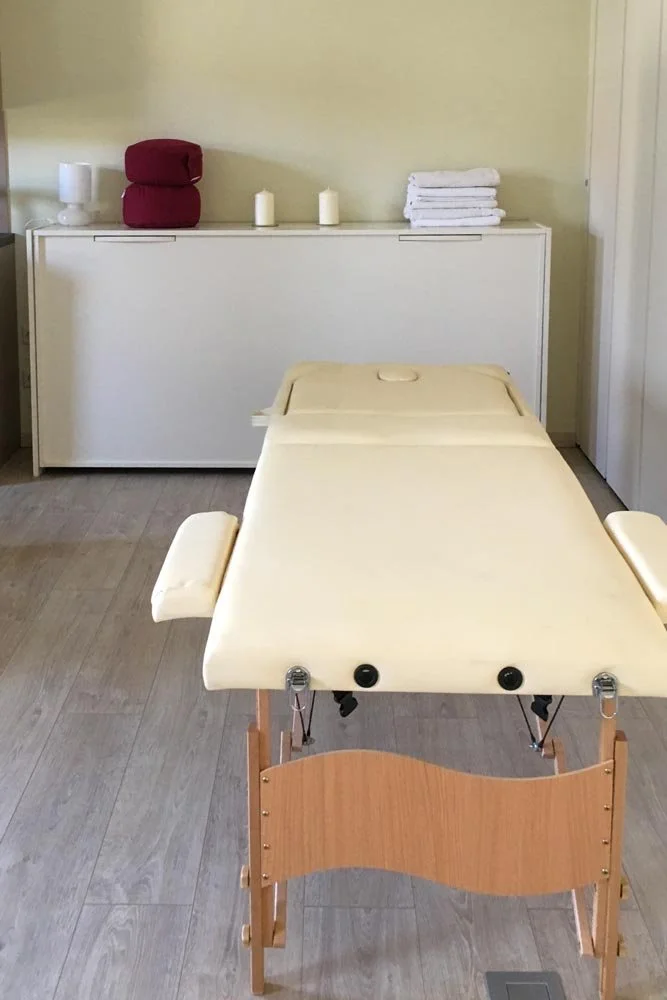  Heller Praxisraum mit Massageliege, geeignet für Einzelarbeit, Körperarbeit oder Therapie. 