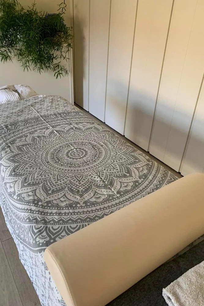  Praxisraum für Körperarbeit oder Massage mieten, helle Liege mit grau-weißem Mandala-Tuch. 