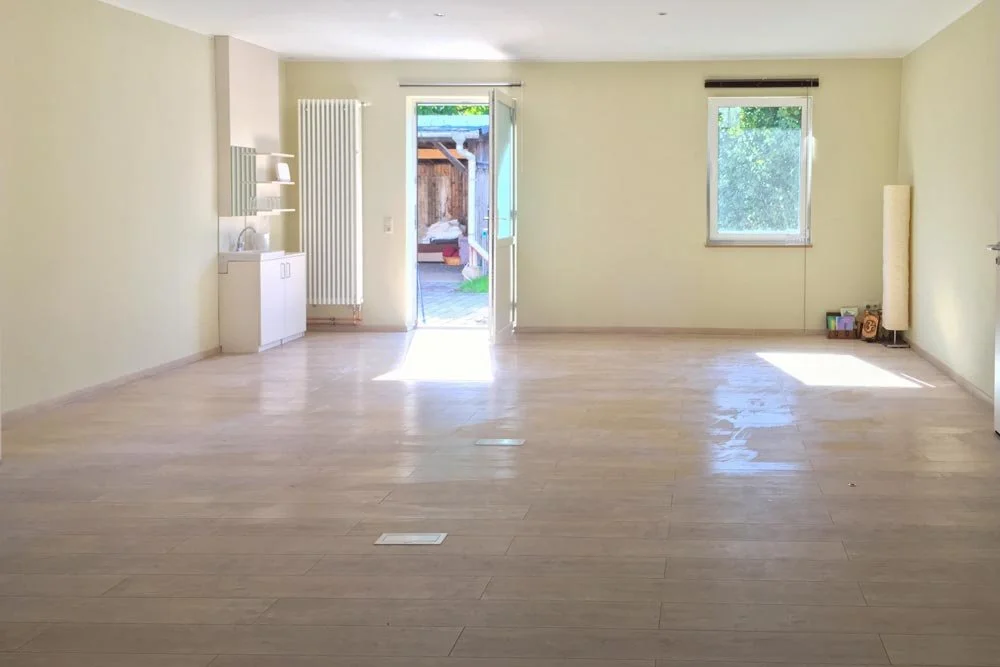  Geräumiger, heller Seminar- &amp; Tagungsraum (Leerzustand) mit Tageslicht, ideal für kreative Workshops. 