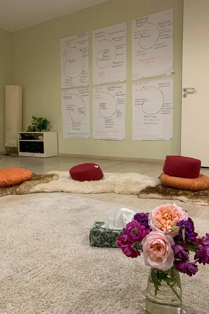  Workshopraum für Seminare und Gruppenarbeit: Creative Space mit Flipcharts und Sitzkissen. 