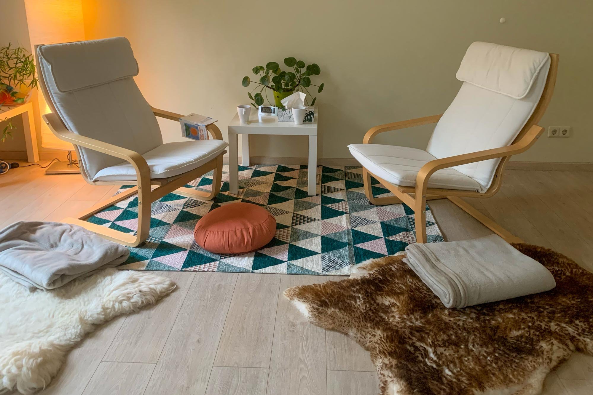  Gemütliche Coaching-Ecke mit zwei hellen Sesseln, ideal für Einzelarbeit und vertrauliche Gespräche. 