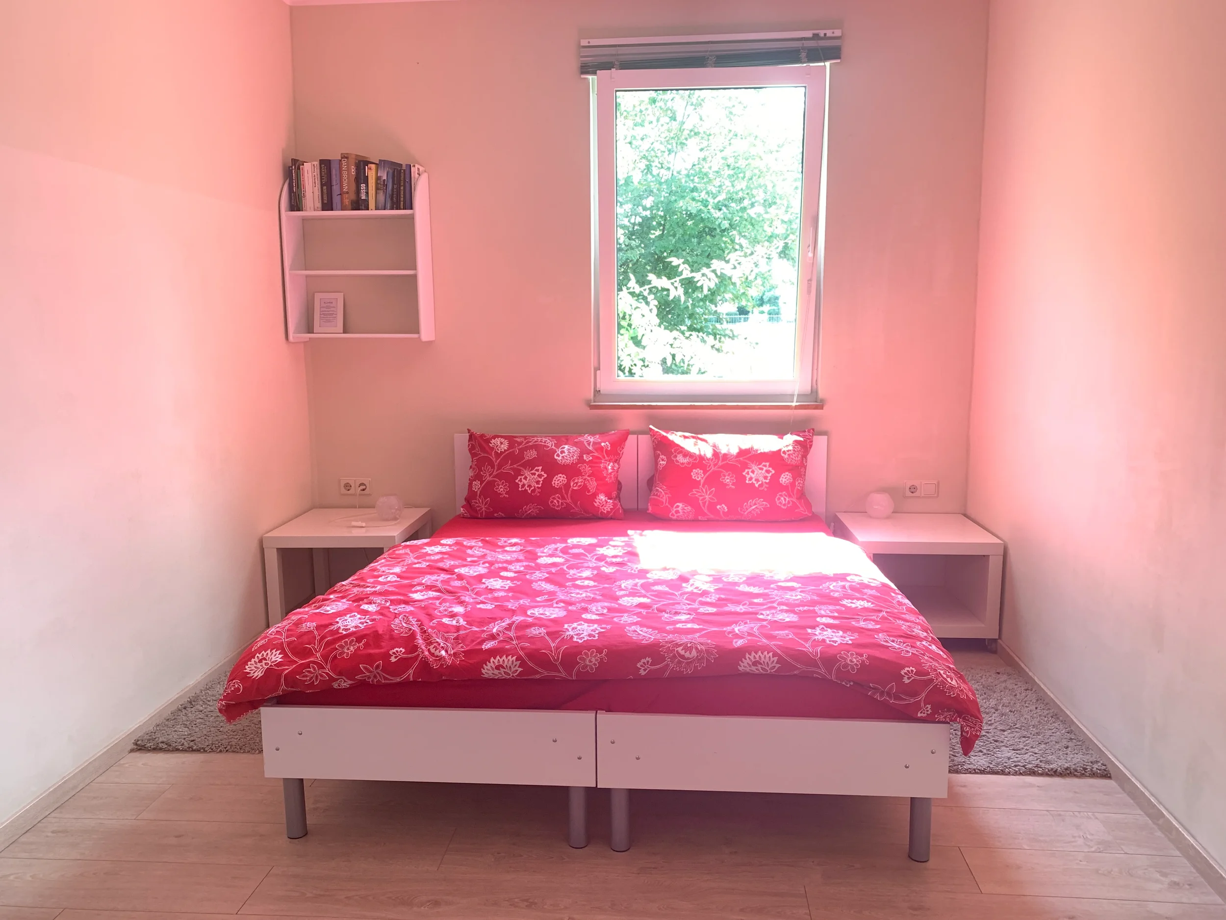 Helle Apartments mit warmen Farben und Blick auf dem Innenhof