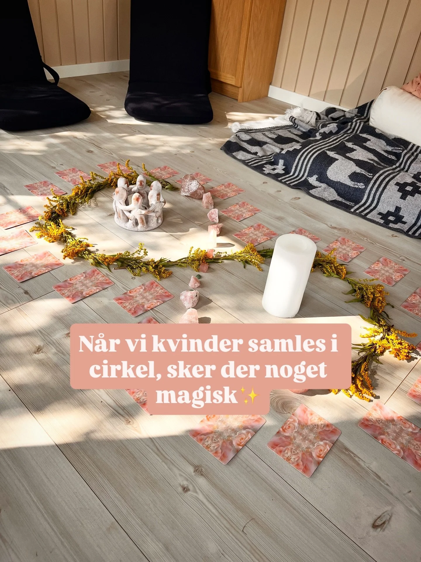 N&aring;r vi kvinder samles i cirkel, sker der noget magisk.✨
 Noget i os falder til ro. Vi m&aelig;rker, at vi ikke skal v&aelig;re noget bestemt, men bare v&aelig;re &mdash; lige her, sammen.

I cirklen kan vi give slip p&aring; masker og pr&aelig;