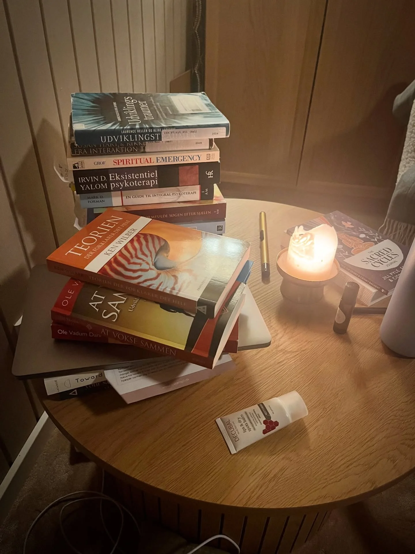 Januar har f&oslash;ltes s&aring;&aring;&aring;&aring; lang. 
Der har v&aelig;ret seri&oslash;st &lsquo;run p&aring;&rsquo; her hos mig - mere end nogensinde. Et sandt marathon! 🏃🏼&zwj;♀️🫣😵&zwj;💫

Som heldigvis er ovre nu. 🙏😮&zwj;💨 
Og som he