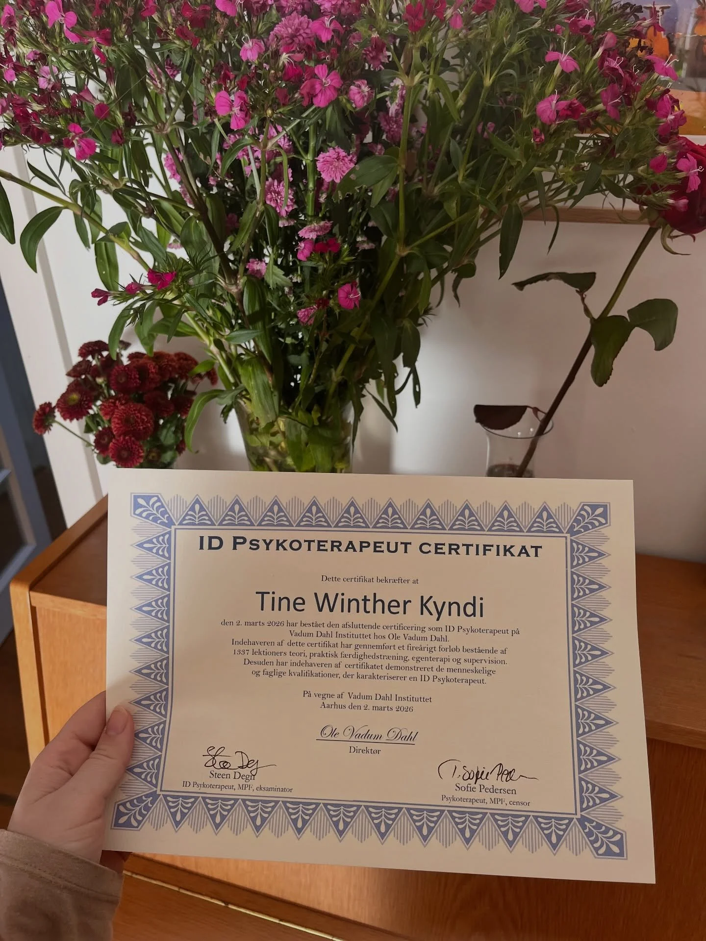 I g&aring;r afsluttede jeg en 4,5 &aring;rs rejse, som har betydet mere for mig, end jeg nok helt kan forst&aring; eller har ord for 🥹🥰🙏 

Jeg fejrede dagen med smukke sj&aelig;le - med min lille familie og venner, der f&oslash;les som familie🥰; 