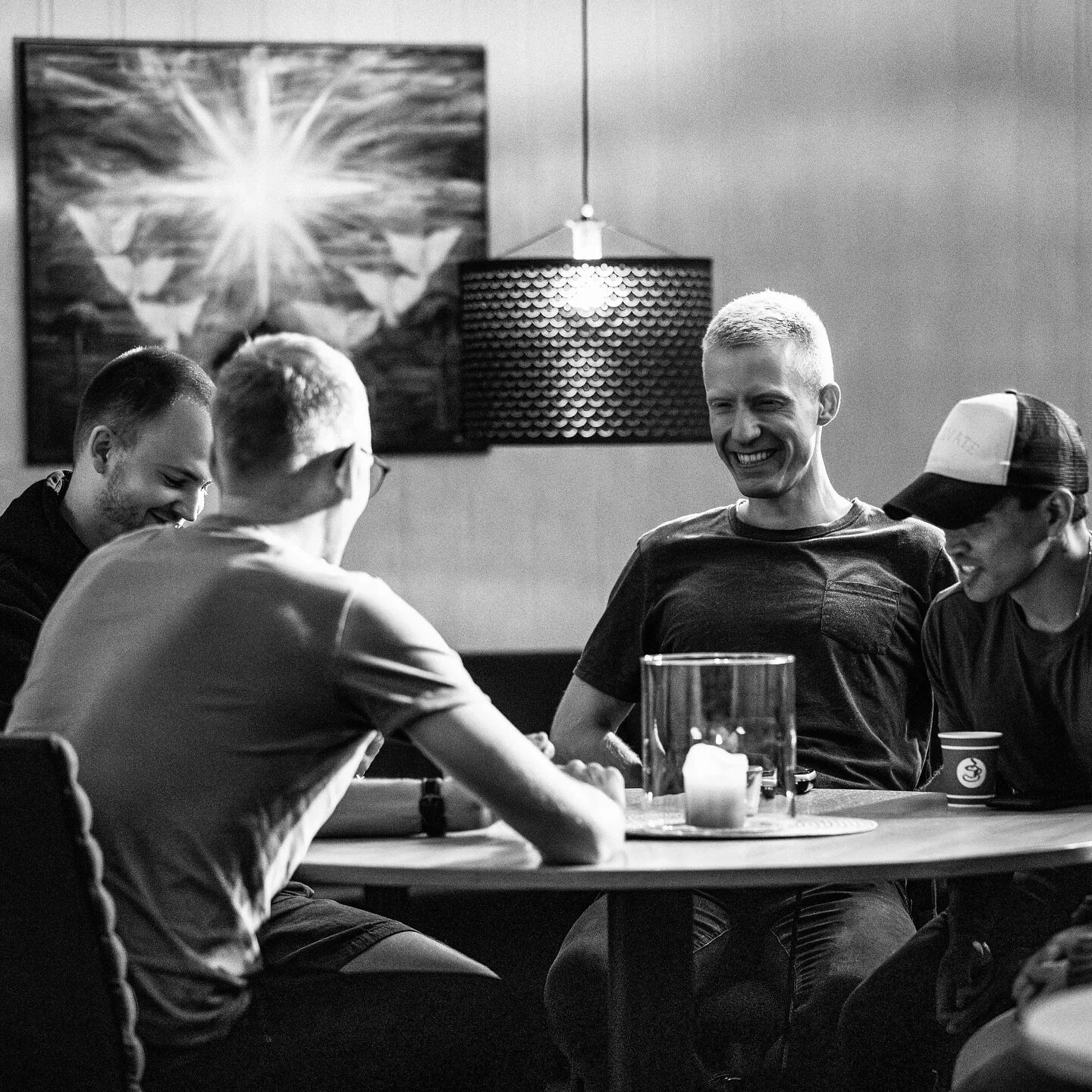 Fredag samles vi i kirka! Kristian Ringen skal dele med oss. Han er en skikkelig dyktig og engasjert fyr &mdash; vi gleder oss til &aring; h&oslash;re han 🙏🏼 Det blir ikke middag denne fredagen, men snacks, kaffe og annet diggg. Ta gjerne med en ve