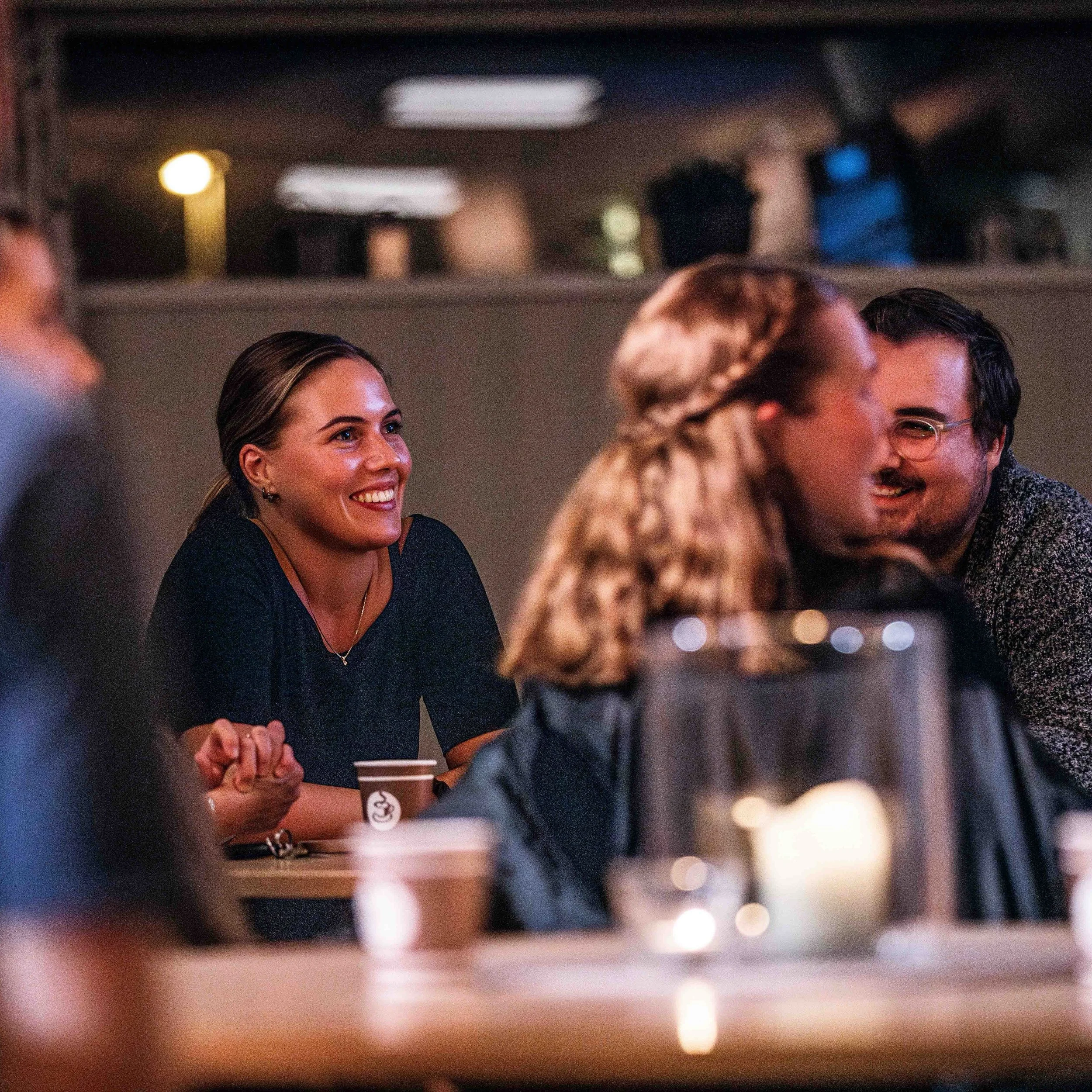 Vi m&oslash;tes i kirka kl 20:00 p&aring; fredag! Det blir god mat, kaffe, vi skal f&aring; bli bedre kjent med Jesus og det blir godt fellesskap! Hvem kan du invitere med deg?🫶🏼