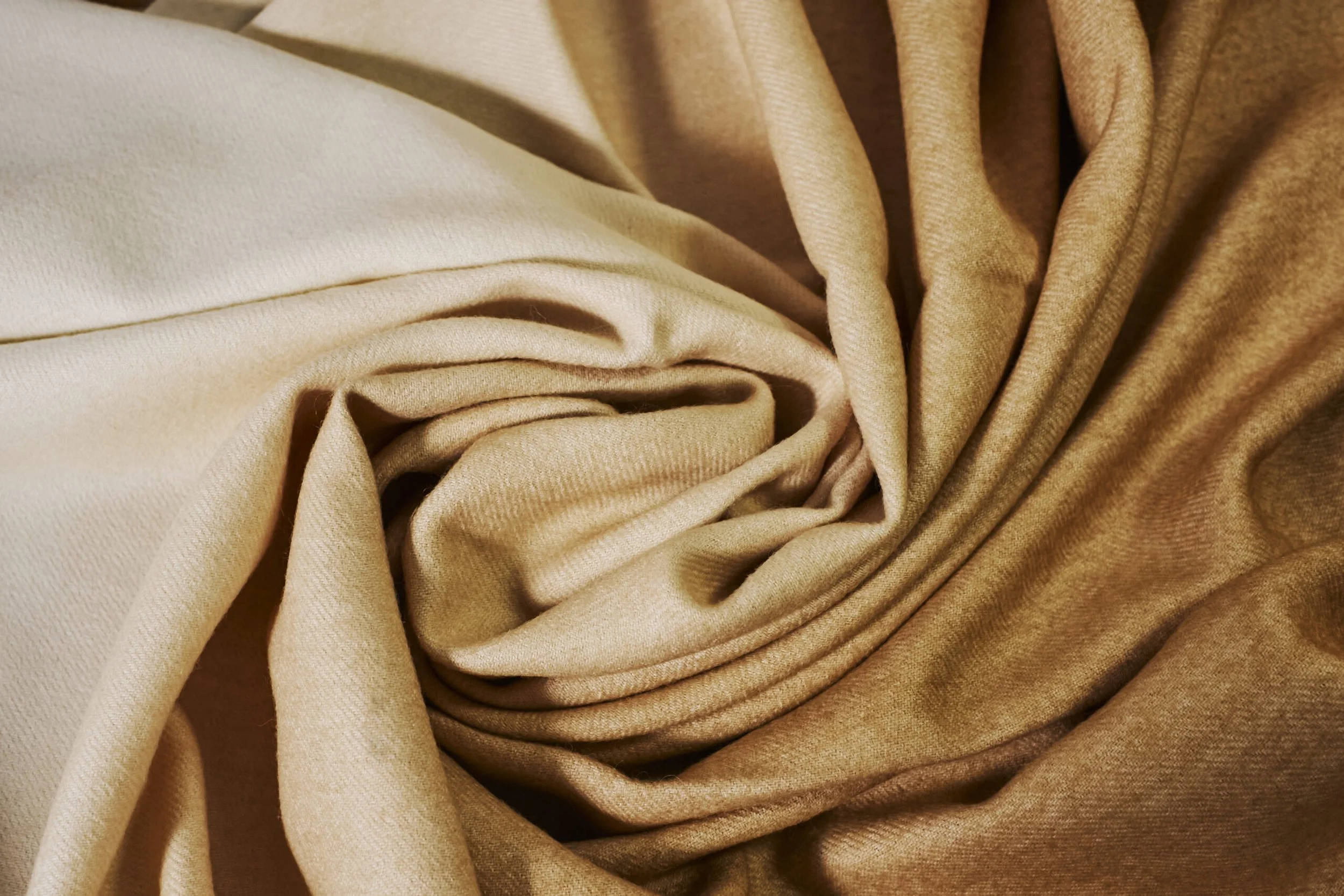 Essential a Mano | White + Nude