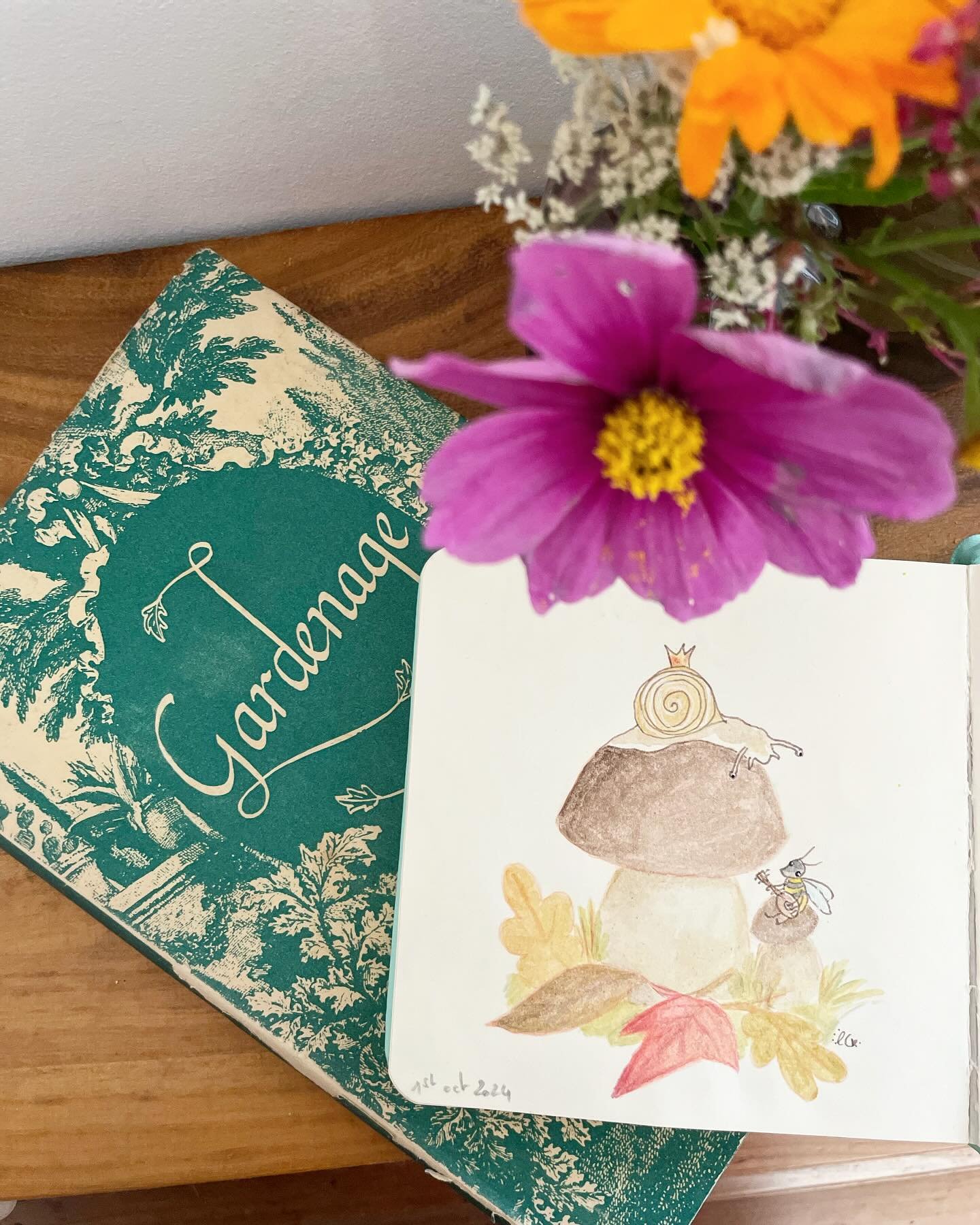 It was so good to enjoy yesterday&rsquo;s autumn sunshine ☀️ 🍂
.
This morning, the sunrise went perfectly with my sketchbook double page, as I had sketched a little sleepy head some weeks ago!(slide 4), and I could just imagine the little bee playin