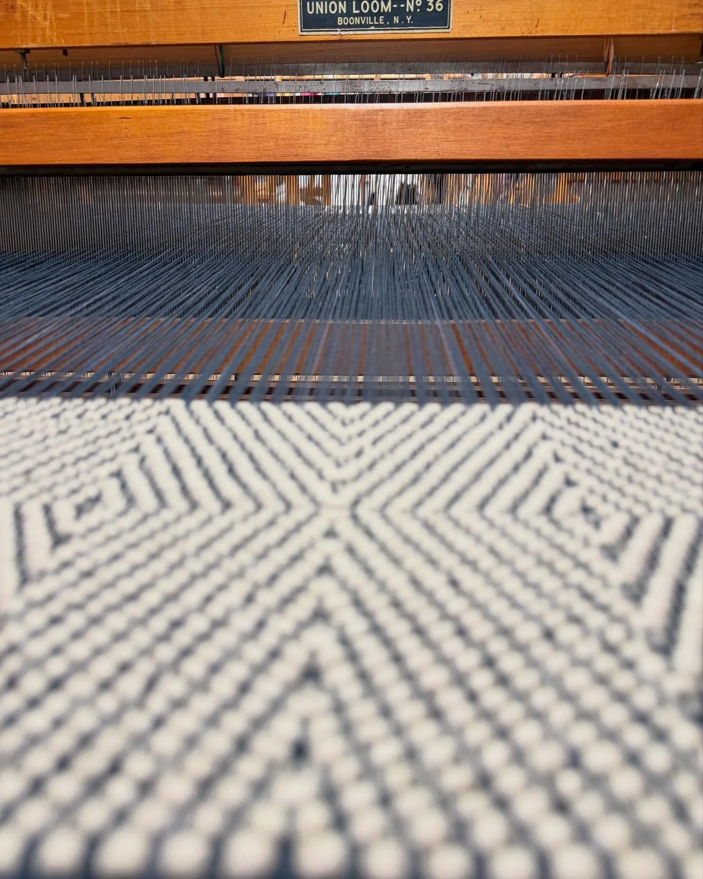 Welcome to the newest loom in the studio, The Union No. 36 ! The Union Loom Works company was founded in Boonville NY by John Elsaser in 1918 and by 1979 he made over 40,000 of these 2-shaft counterbalance home rug looms. I wish I knew what year this