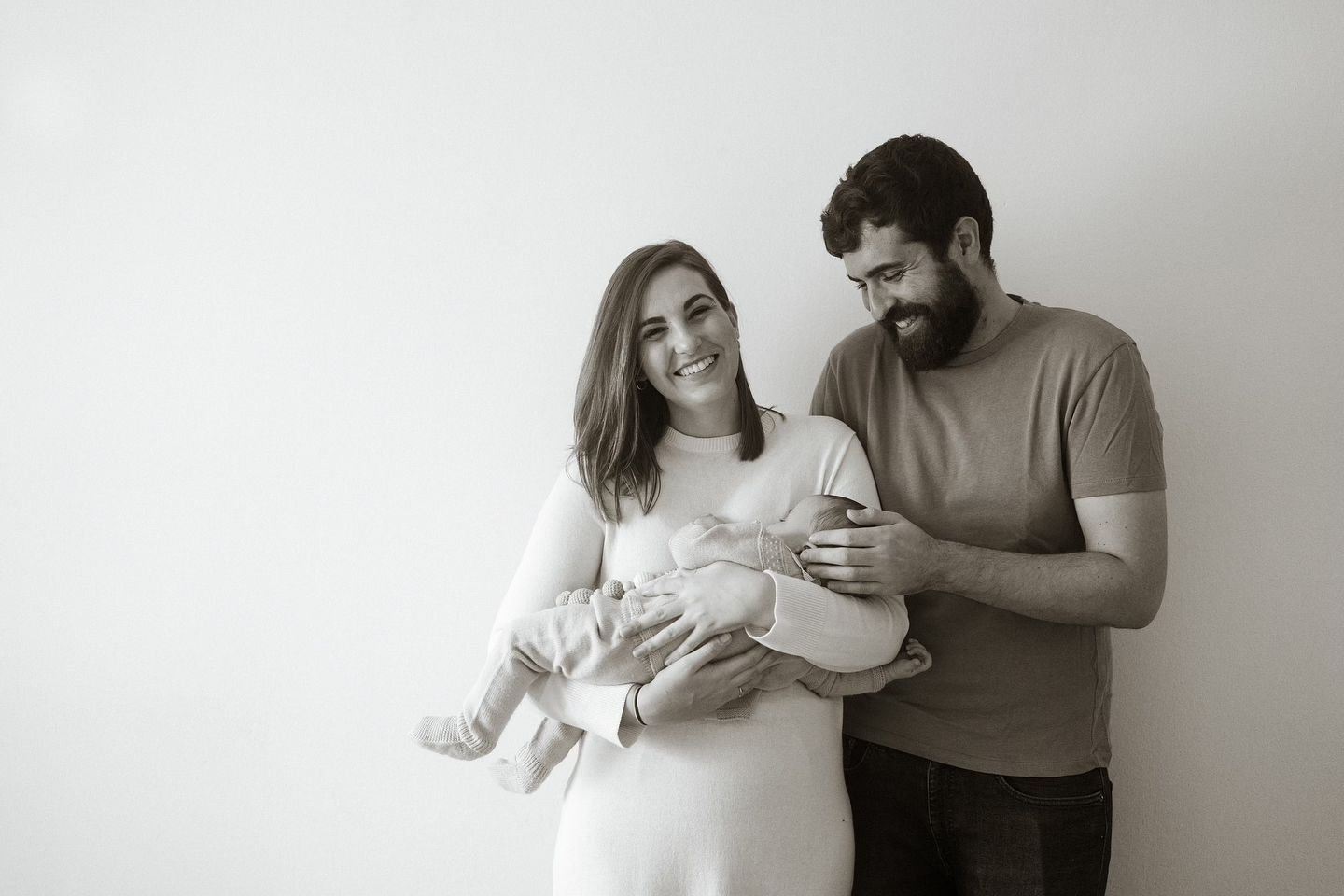 Familia Feliz @sandragn09 @rodri.cuellar.3 &amp; Dani 🤍
&bull;
&bull;
&bull;
&bull;
&bull;
&bull;
#retratosbeb&eacute; #sesioneseninterior #familiasbonitas #maternidad #Maternidadreal #photovogue #photovoguefeatures #retratosfemininos #fotografiader