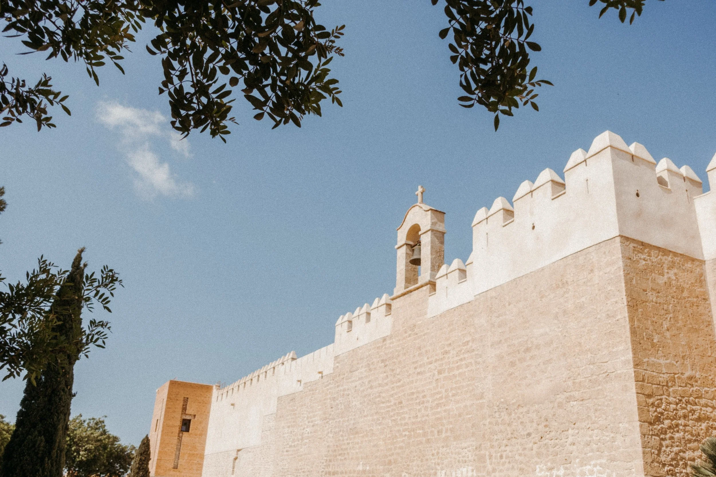 Alcazaba de Almer&iacute;a ✨🌙🤍 Fotograf&iacute;a anal&oacute;gica 
&bull;
&bull;
&bull;
&bull;
&bull;
#bodasenalmeria #fotografabodasalmeria #almeriaweddingphotographer #almeriaweddings