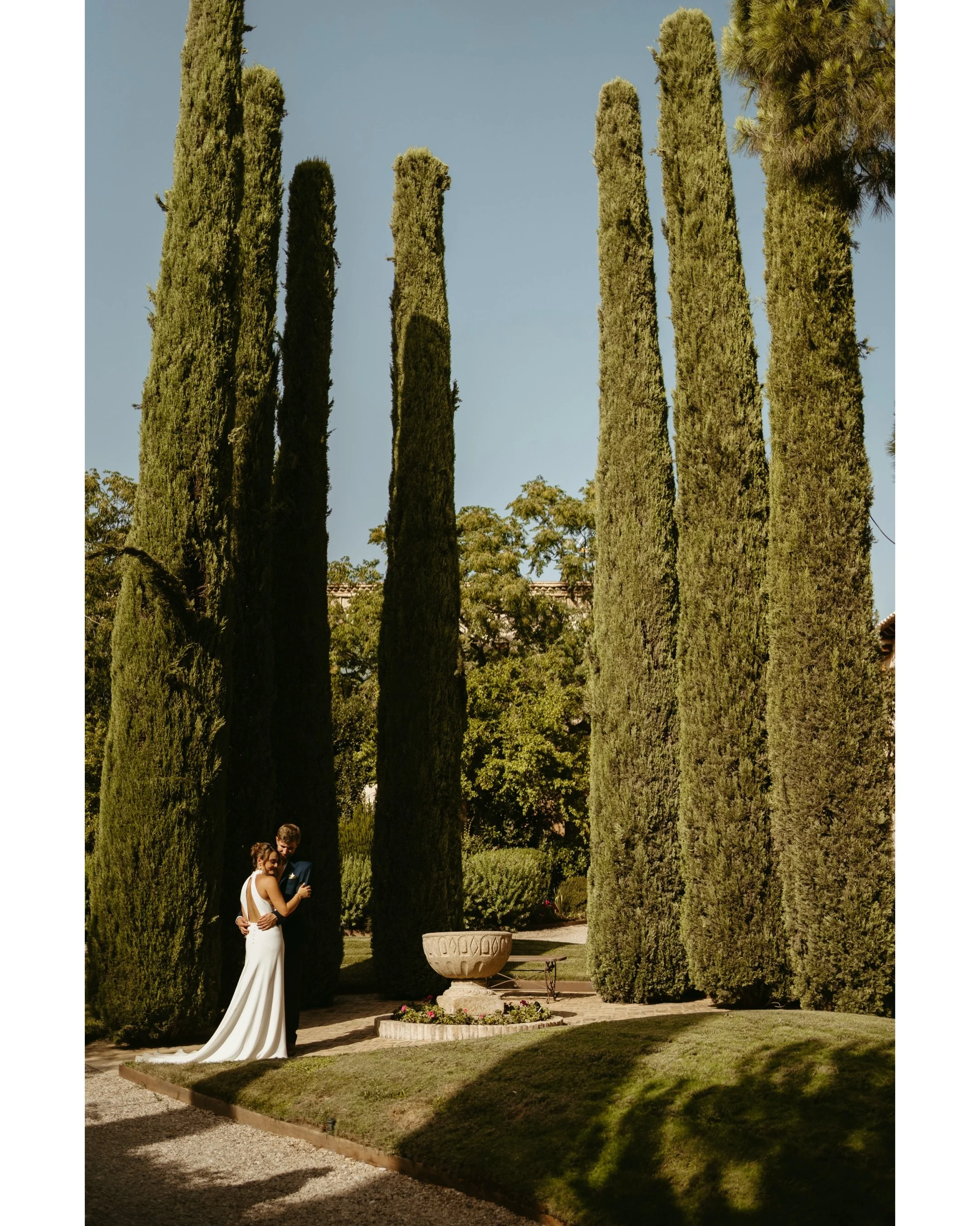 BODA CAMILLE &amp; MAX 🤍

Enamorada de esta French wedding 🇫🇷🥂 no podr&iacute;a haber sido m&aacute;s especial ✨🫶

👰&zwj;♀️ @camille.jle 🤍
&bull;
&bull;
&bull;
🏨 @cigarraldelasmercedes 
💇&zwj;♀️ @sagracano_ 
💄 @almy_makeup 
👔 @anthony_garc