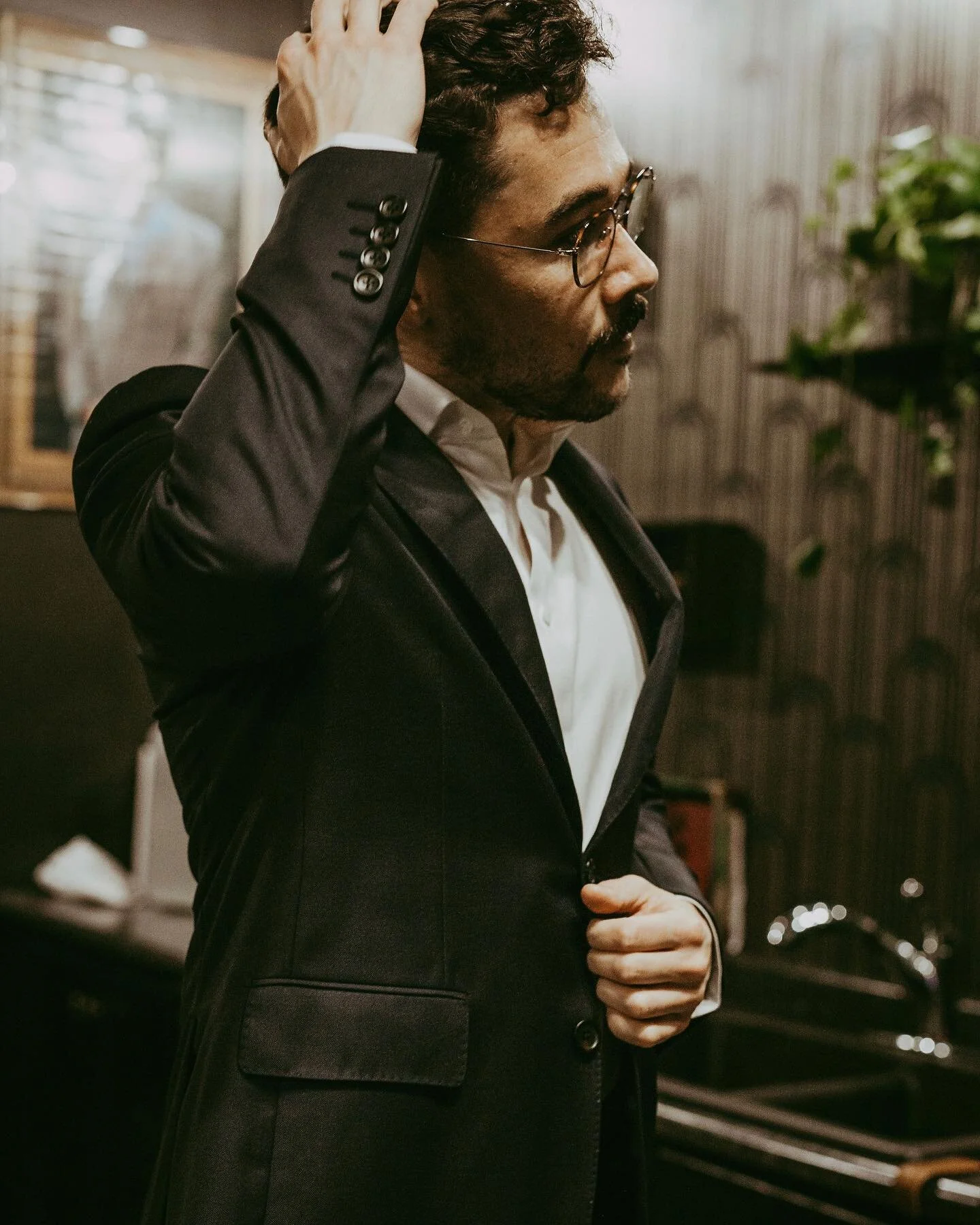 Photos by @joejoeleamo. Suit by @designedbyraphael. Guitar by @fender. 

Dressed to impress this holiday season. Email andrewhoytmusic@gmail.com for inquiries. 

#localmusician #holidayparties #fender #songwriter