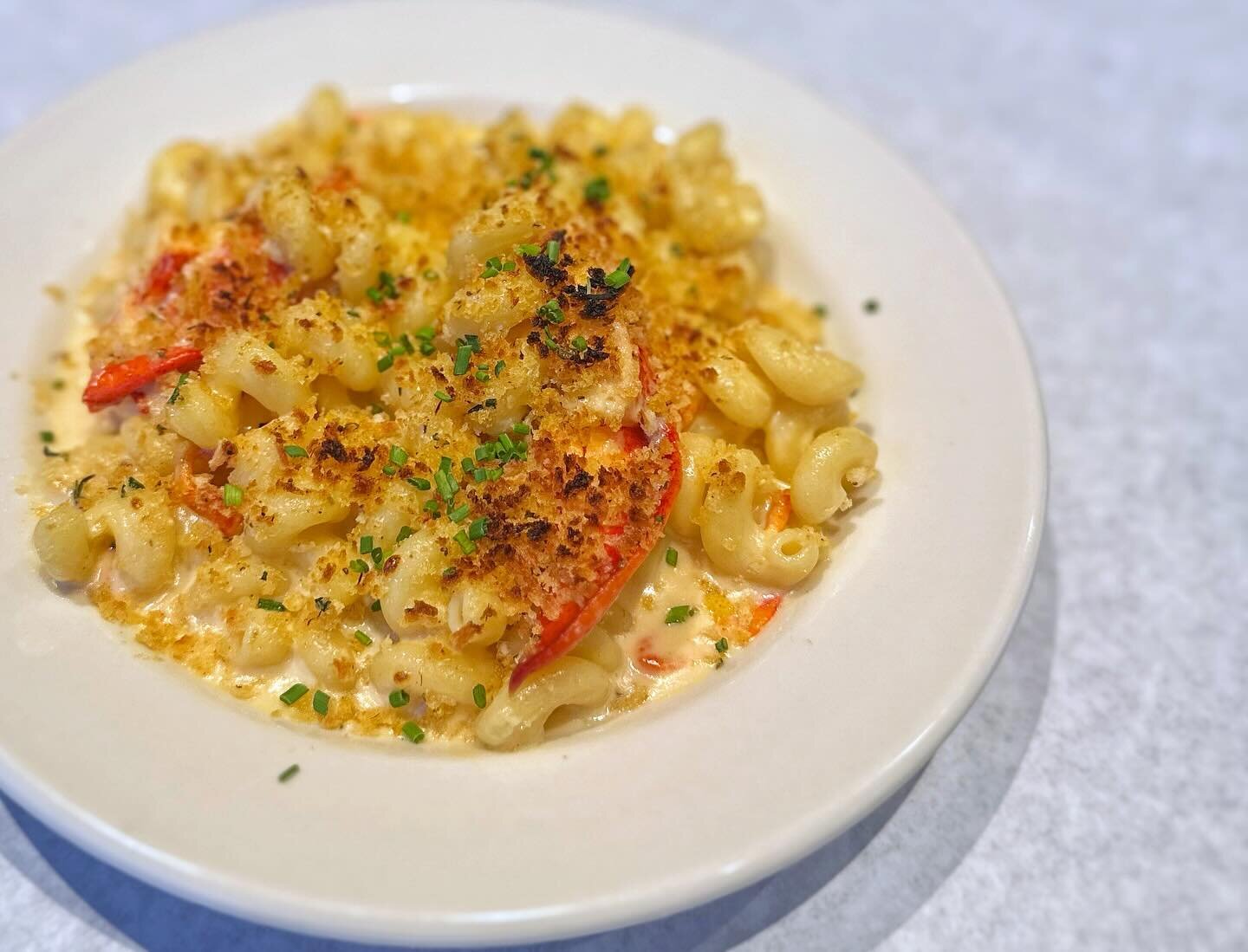 How amazing does a bowl of Four Cheese Lobster Mac and Cheese sound right about now? 😍 Come by tonight for some deliciousness!