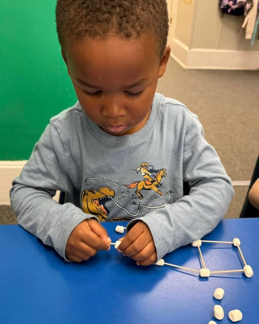 L is for ladders and lines! This STEM challenge was conquered by all as we used marshmallows and toothpicks to build ladders. #playingislearning